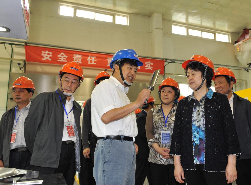 省人大常委会副主任、省总工会主席黄玮来db电竞调研