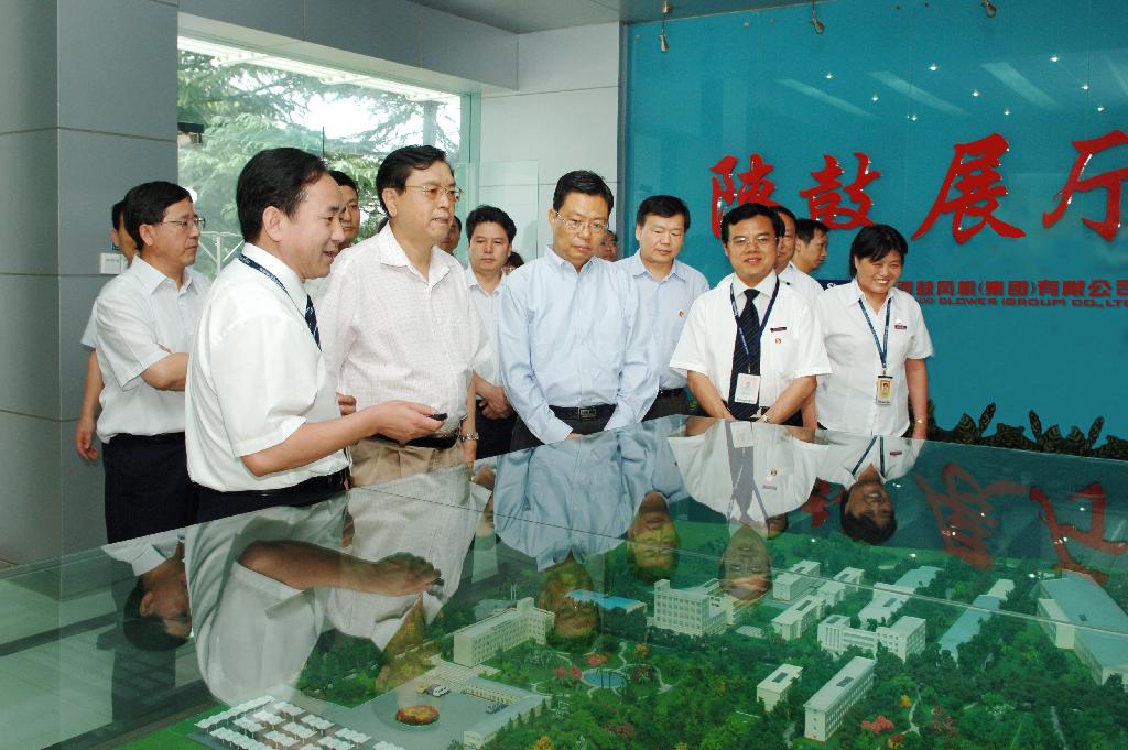 2009年省委书记赵乐际陪同国务院副总理张德江来db电竞视察工作