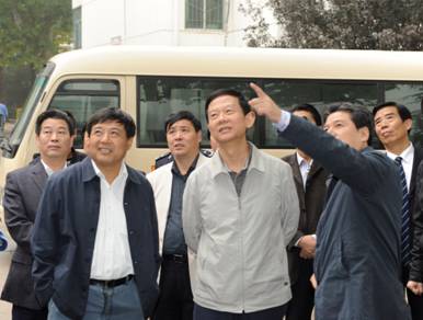 2011年集团公司董事长印建安陪同市委常委、市政法委书记丁健到db电竞社区视察各项工作